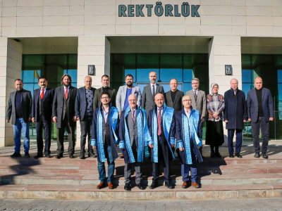 Bayburt Üniversitesinde Profesör ve Doçent Kadrolarına Atanan Akademisyenler Cübbelerini Giydi