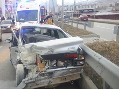 Bayburt’ta Minibüs İle Otomobil Çarpıştı: 1 Kişi Yaralı