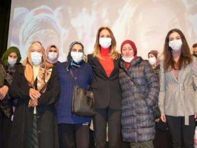 CHP 100 Kadın Üyeye Katılım Rozetlerini Taktı