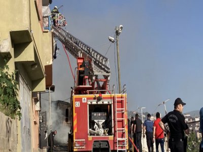Kadızade Mahallesinde Çıkan Yangında 3 Ev Hasar Gördü