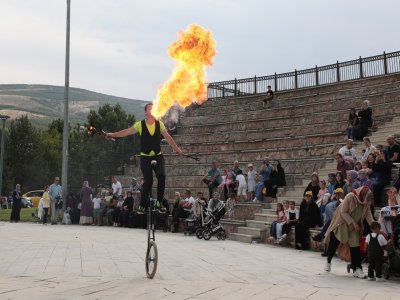 SİRK HOKKABAZ CAMBAZ ÇOCUKLAR EĞLENCEYE DOYMAZ 